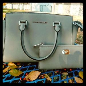 Michael Kor Medium Grey Purse + wallet